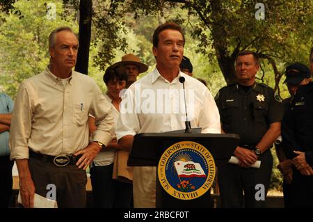 Visite du secrétaire Dirk Kempthorne à la base de Whiskeytown dans la zone de loisirs nationale de Whiskeytown dans le nord de la Californie, où il a rejoint le gouverneur de Californie Arnold Schwarzenegger et d'autres fonctionnaires, le personnel du Service des parcs nationaux, Et les pompiers lors d'un briefing sur les incendies du complexe Whiskeytown et l'état des efforts de lutte contre les incendies dans tout l'État Banque D'Images