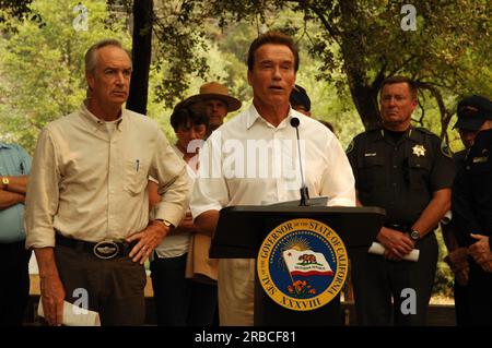 Visite du secrétaire Dirk Kempthorne à la base de Whiskeytown dans la zone de loisirs nationale de Whiskeytown dans le nord de la Californie, où il a rejoint le gouverneur de Californie Arnold Schwarzenegger et d'autres fonctionnaires, le personnel du Service des parcs nationaux, Et les pompiers lors d'un briefing sur les incendies du complexe Whiskeytown et l'état des efforts de lutte contre les incendies dans tout l'État Banque D'Images