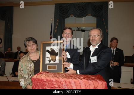 Réception et remise de prix sur Capitol Hill, parrainées par la Cooperative Alliance for refuge Enhancement (CARE) et le Fish and Wildlife Service (FWS), avec le secrétaire Dirk Kempthorne, le directeur du FWS H. Dale Hall, Et le directeur adjoint de la FWS pour le système national de refuge faunique (NWRS) Geoffrey Haskett parmi les fonctionnaires de l'intérieur sur place. Les membres du Congrès Mike Thompson de Californie, Michael Castle du Delaware, Norman Dicks de Washington, Ron Kind du Wisconsin, Jim Saxton du New Jersey et Todd Tiahrt du Kansas ont été honorés pour leur travail en faveur du NWRS. Événement mis en évidence National Wildlife Banque D'Images