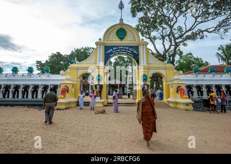 Les gens se rassemblent à l'entrée principale du temple Kataragama (Ruhunu Maha Kataragama Devalaya) au Sri Lanka. Banque D'Images