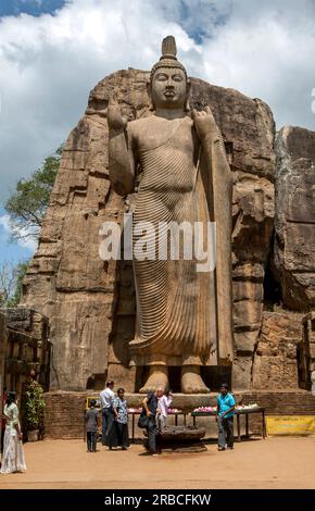 La statue du Bouddha Aukana située à Aukana Raja Maha Viharaya au Sri Lanka. Banque D'Images