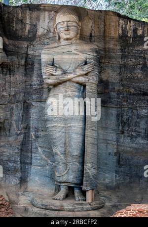 La statue de Bouddha debout qui fait partie du gal Vihara sur le site antique de Polonnaruwa au Sri Lanka. Banque D'Images