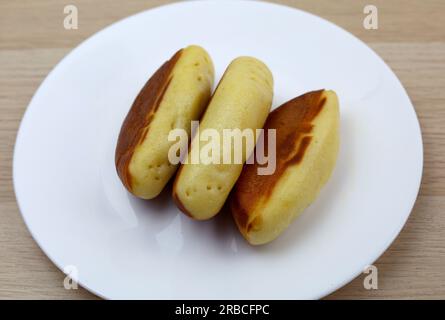 snack indonésien appelé pukis kue, fait à partir d'œufs, et farine avec garniture au fromage servi sur une assiette Banque D'Images