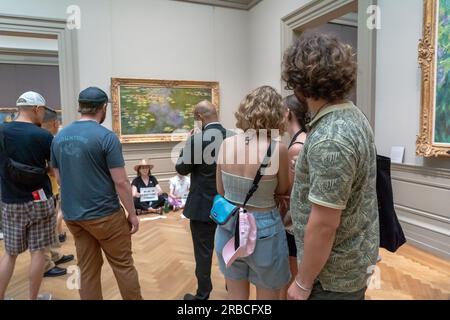 NEW YORK, NEW YORK - JUILLET 08 : les visiteurs de musée et la sécurité était comme membres de extinction Rebellion NYC et se lever et résister avec des bandes de bande sur la bouche, sur laquelle ils avaient écrit des mots tels que «Terre», Les glaciers et la famine, ainsi que les panneaux indiquant « PAS D'ART SUR Une PLANÈTE MORTE », ont organisé une manifestation de solidarité appelant à abandonner les charges contre Joanna Smith et Tim Martin dans la zone des peintures européennes du Metropolitan Museum of Art le 8 juillet 2023 à New York. Crédit : Ron Adar/Alamy Live News Banque D'Images