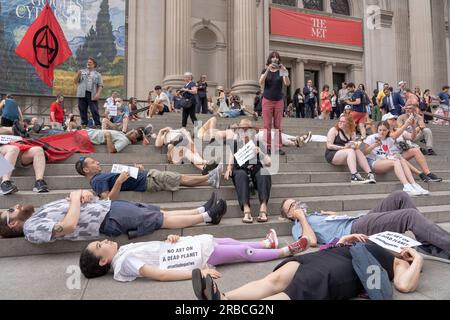 New York, États-Unis. 08 juillet 2023. NEW YORK, NEW YORK - JUILLET 08 : les membres d'extinction Rebellion NYC et Rise and Resist organisent un mourant lors d'une manifestation de solidarité appelant à abandonner les charges contre Joanna Smith et Tim Martin devant le Metropolitan Museum of Art le 8 juillet 2023 à New York. Joanna Smith et Tim Martin ont étalé de la peinture sur le cas d'une sculpture de Degas lors d'un acte de désobéissance civile à la National Gallery of Art de Washington, DC. Crédit : Ron Adar/Alamy Live News Banque D'Images