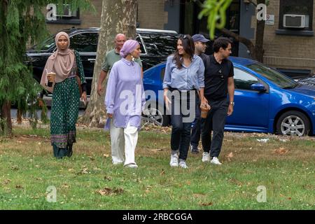 New York, États-Unis. 08 juillet 2023. NEW YORK, NEW YORK - JUILLET 08 : ÉTATS-UNIS Le représentant Alexandria Ocasio-Cortez (C) arrive à un événement de l'Eid Al Adha à Astoria Park le 8 juillet 2023 dans le quartier Queens de New York. Crédit : Ron Adar/Alamy Live News Banque D'Images