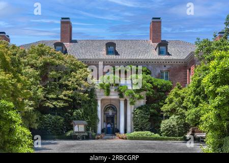 Woodside, CA, USA - 21 juin 2023 : entrée principale de la maison historique Filoli par une journée ensoleillée. Banque D'Images