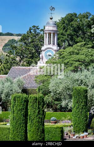 Woodside, CA, États-Unis - 21 juin 2023 : Tour de l'horloge et piscine réfléchissante, jardin anglais formel dans Filoli jardins historiques à Woodside en Californie Banque D'Images