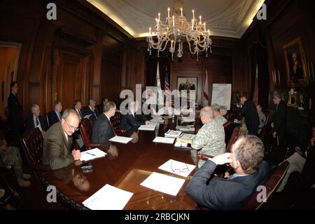 Réunion et conférence de presse à Montgomery, en Alabama, concernant les problèmes d'eau inter-États découlant de la sécheresse qui touche le sud-est des États-Unis, avec le secrétaire Dirk Kempthorne se joignant au gouverneur d'Alanama Bob Riley, au sénateur Jeff sessions de l'Alabama, au président du Conseil de la Maison Blanche sur la qualité environnementale James Connaughton et au commandant Corps des ingénieurs de l'armée, le lieutenant-général Robert Van Antwerp, entre autres fonctionnaires Banque D'Images