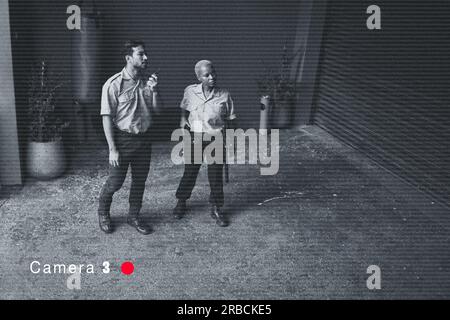 Surveillance, nuit et police pour la sécurité et le crime ensemble pour la perquisition de biens. Sérieux, vérifier et femme et homme noirs dans le voisinage pour Banque D'Images