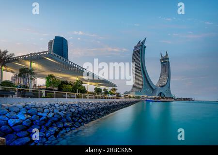 Lusail, Qatar - 10 juillet 2023 : Fairmont Doha Hotel Lusail Marina. Tour Katara Banque D'Images