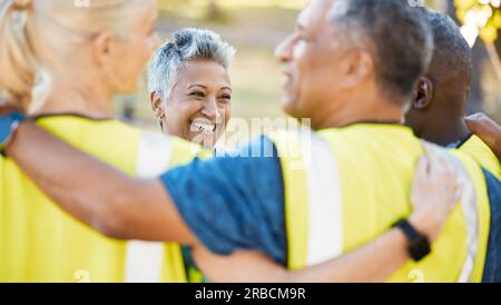 Bénévoles, câlin et soutien pour la réunion au parc pour la charité avec sourire pour la communauté en plein air. ONG, aider et nettoyer à l'extérieur avec soin pour le projet Banque D'Images