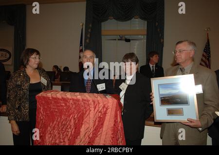 Réception et remise de prix sur Capitol Hill, parrainées par la Cooperative Alliance for refuge Enhancement (CARE) et le Fish and Wildlife Service (FWS), avec le secrétaire Dirk Kempthorne, le directeur du FWS H. Dale Hall, Et le directeur adjoint de la FWS pour le système national de refuge faunique (NWRS) Geoffrey Haskett parmi les fonctionnaires de l'intérieur sur place. Les membres du Congrès Mike Thompson de Californie, Michael Castle du Delaware, Norman Dicks de Washington, Ron Kind du Wisconsin, Jim Saxton du New Jersey et Todd Tiahrt du Kansas ont été honorés pour leur travail en faveur du NWRS. Événement mis en évidence National Wildlife Banque D'Images