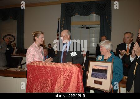 Réception et remise de prix sur Capitol Hill, parrainées par la Cooperative Alliance for refuge Enhancement (CARE) et le Fish and Wildlife Service (FWS), avec le secrétaire Dirk Kempthorne, le directeur du FWS H. Dale Hall, Et le directeur adjoint de la FWS pour le système national de refuge faunique (NWRS) Geoffrey Haskett parmi les fonctionnaires de l'intérieur sur place. Les membres du Congrès Mike Thompson de Californie, Michael Castle du Delaware, Norman Dicks de Washington, Ron Kind du Wisconsin, Jim Saxton du New Jersey et Todd Tiahrt du Kansas ont été honorés pour leur travail en faveur du NWRS. Événement mis en évidence National Wildlife Banque D'Images