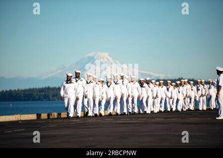 États-Unis. 2 juillet 2023. ÉTATS-UNIS Les marins de la Marine se préparent à manœuvrer les rails sur le pont d'envol du porte-avions USS Nimitz (CVN 68) à son retour au port d'attache. Le Nimitz retourne à son port d'attache à Bremerton, Washington, après un déploiement de sept mois dans les zones d'opérations (AO) des 3e et 7e flottes américaines. La présence de Nimitzs dans les 3e et 7e flottes américaines a renforcé l'engagement des États-Unis à voler, naviguer et opérer partout où le droit international le permet à l'appui d'une région Indo-Pacifique libre et ouverte. Crédit : États-Unis Navy/ZUMA Press Wire/ZUMAPRESS.com/Alamy Live News Banque D'Images