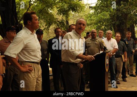 Visite du secrétaire Dirk Kempthorne à la base de Whiskeytown dans la zone de loisirs nationale de Whiskeytown dans le nord de la Californie, où il a rejoint le gouverneur de Californie Arnold Schwarzenegger et d'autres fonctionnaires, le personnel du Service des parcs nationaux, Et les pompiers lors d'un briefing sur les incendies du complexe Whiskeytown et l'état des efforts de lutte contre les incendies dans tout l'État Banque D'Images