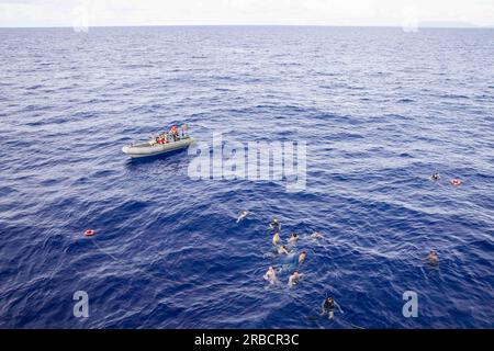 Mer des Philippines. 4 juillet 2023. Les marins affectés au destroyer de missiles guidés de classe Arleigh Burke USS Ralph Johnson (DDG 114) profitent d'un appel de natation dans la mer des Philippines, juillet 4. Ralph Johnson est affecté au Commander, Task Force 71/Destroyer Squadron (DESRON) 15, le plus grand DESRON déployé à l'avant de la Marine et la principale force de surface de la 7e flotte américaine. Crédit : États-Unis Navy/ZUMA Press Wire/ZUMAPRESS.com/Alamy Live News Banque D'Images