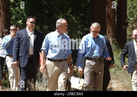 Le secrétaire Dirk Kempthorne en visite au Forest Service lors de sa visite au Sand Harbor State Park du Nevada sur les rives du lac Tahoe pour participer au Sommet annuel de restauration du lac Tahoe, où il a rejoint les sénateurs du Nevada Harry Reid et John Ensign, la sénatrice de Californie Dianne Feinstein, et d'autres chefs fédéraux, étatiques, locaux, tribaux dans le forum environnemental Banque D'Images