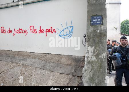 Paris, France. 08 juillet 2023. Marche pour Adama Traore en hommage aux victimes des violences policières, interdites par le quartier général de la police, le 08 juillet 2023 à Paris. Photo de Christophe Michel/ABACAPRESS.COM crédit : Abaca Press/Alamy Live News Banque D'Images