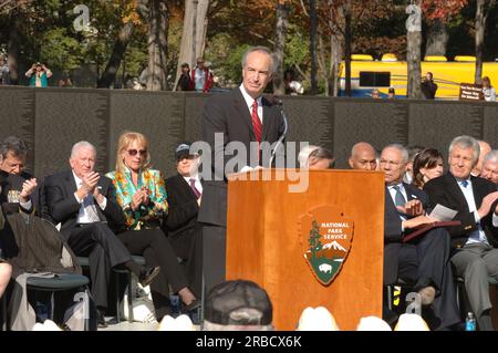 Cérémonie de la Journée des anciens combattants et ses conséquences au Vietnam Veterans Memorial, Washington, D.C., où le secrétaire Dirk Kempthorne a prononcé le discours d'ouverture et s'est joint aux dignitaires participants, dont l'ancien secrétaire d'État et président des chefs d'état-major interarmées, le général Colin Powell, ainsi qu'au sénateur du Nebraska Chuck Hagel, Fondateur et président du Vietnam Veterans Memorial Fund Jan Scruggs, fondateur et président de la Vietnam Women's Memorial Foundation Diane Carlson Evans, Mary 'Edie' Meeks de la Vietnam Women's Memorial Foundation, William Hansen de Lockheed Martin et William Murdy de COM Banque D'Images