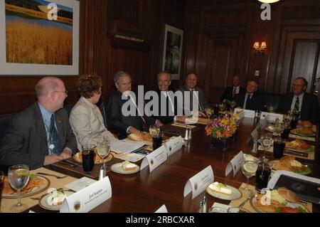 Le président George W. Bush en visite à main Interior, parlant et posant avec le secrétaire Dirk Kempthorne et les principaux collaborateurs dans et autour du bureau du secrétaire Banque D'Images