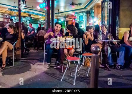Paris, France, crowd Young People Sharing drinks, French Bistro, café, Bar, Restaurant Terrace dans Canal Saint Martin, chez Prune Banque D'Images