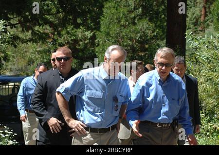 Le secrétaire Dirk Kempthorne en visite au Forest Service lors de sa visite au Sand Harbor State Park du Nevada sur les rives du lac Tahoe pour participer au Sommet annuel de restauration du lac Tahoe, où il a rejoint les sénateurs du Nevada Harry Reid et John Ensign, la sénatrice de Californie Dianne Feinstein, et d'autres chefs fédéraux, étatiques, locaux, tribaux dans le forum environnemental Banque D'Images