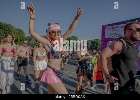 Berlin, Allemagne. 08 juillet 2023. Le 8 juillet 2023, environ 200 000 personnes ont fait preuve d'une résilience et d'une passion remarquables en participant à la manifestation « Rave the Planet » dans le quartier Tiergarten de Berlin. Malgré le temps chaud, les participants se sont rassemblés en grand nombre sur la célèbre Strasse des 17. Juni marche entre la porte de Brandebourg et Grosser Stern, colonne de la victoire. (Photo de Michael Kuenne/PRESSCOV/Sipa USA) crédit : SIPA USA/Alamy Live News Banque D'Images