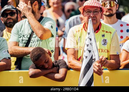 Limoges, France. 08 juillet 2023. Photo de Zac Williams/SWpix.com- 08/07/2023 - Cyclisme - Tour de France 2023 - Etape 8 de Libourne à Limoges (200.7km) - fans français. Crédit : SWpix/Alamy Live News Banque D'Images