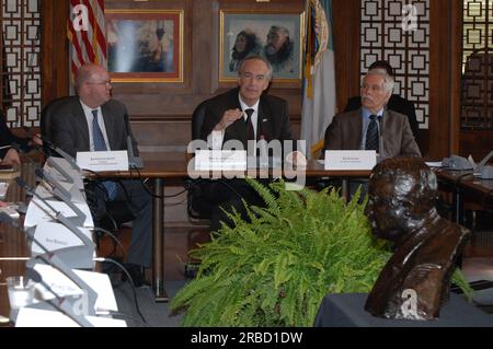 Réunion de 100 ans de conservation au main Interior, avec le secrétaire à l'intérieur Dirk Kempthorne rejoignant le secrétaire à l'Agriculture Ed Schafer, le président du Conseil de la Maison Blanche sur la qualité environnementale James Connaughton, et d'autres représentants du gouvernement et d'organisations à but non lucratif, ainsi que l'arrière-petit-fils de l'ancien président Theodore Roosevelt, Simon Ro Banque D'Images