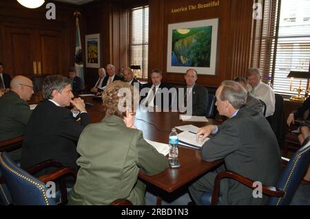 Le secrétaire Dirk Kempthorne rejoint la directrice du service des parcs nationaux Mary Bomar, secrétaire adjointe pour la pêche et la faune et les parcs R. Lyle Laverty, Jr., Et des représentants de la Fondation des parcs nationaux et d'autres organismes sans but lucratif pour une conférence téléphonique afin de discuter de l'annonce imminente de la liste finale des projets du défi du centenaire des parcs nationaux qui seront financés en 2008. Le défi est l'élément de contrepartie des fonds public-privé de l'Initiative présidentielle du centenaire des parcs nationaux, conçue pour préparer le réseau des parcs nationaux à un autre siècle de conservation et de préservation dans le temps Banque D'Images