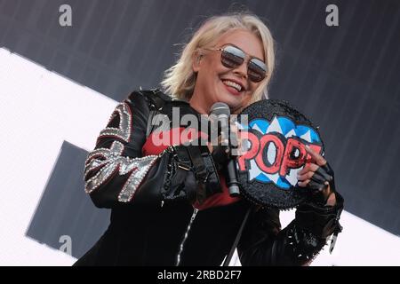 Southampton, Royaume-Uni. 08 juillet 2023. L'auteur-compositeur-interprète anglais Kim Wilde, née Kim Smith, se produisant en direct sur scène au festival let's Rock 80s Revival à Southampton. Kim Wilde est devenu célèbre avec son hit Kids in America en 1981 qui a atteint la 2e place dans les charts britanniques, Kim a remporté le Brit Award de la meilleure artiste solo féminine britannique en 1983 Credit : SOPA Images Limited / Alamy Live News Banque D'Images