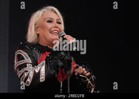 Southampton, Royaume-Uni. 08 juillet 2023. L'auteur-compositeur-interprète anglais Kim Wilde, née Kim Smith, se produisant en direct sur scène au festival let's Rock 80s Revival à Southampton. Kim Wilde est devenu célèbre avec son hit Kids in America en 1981 qui a atteint la 2e place dans les charts britanniques, Kim a remporté le Brit Award de la meilleure artiste solo féminine britannique en 1983 Credit : SOPA Images Limited / Alamy Live News Banque D'Images