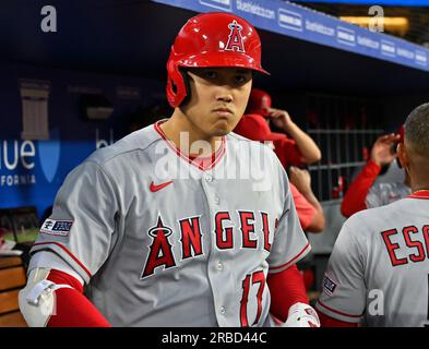 Los Angeles, États-Unis. 08 juillet 2023. Shohei Ohtani, le frappeur désigné par les Los Angeles Angels, donne un regard dur à un photographe après avoir frappé un home run en solo pour centrer Michael Grove, le repêcheur des Dodgers de Los Angeles, lors de la septième manche au Dodger Stadium de Los Angeles le samedi 8 juillet 2023. Ohtani est tombé un double loin du cycle pour les Angels, qui se dirigent dans la pause après avoir perdu neuf de leurs 10 derniers matchs. Photo de Jim Ruymen/UPI crédit : UPI/Alamy Live News Banque D'Images