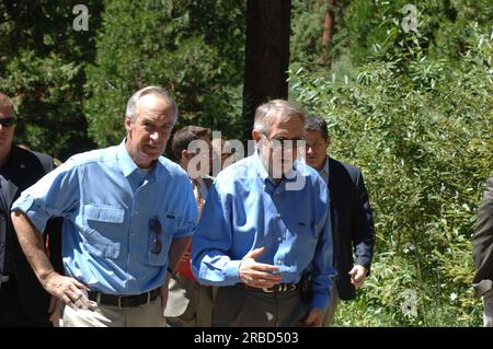 Le secrétaire Dirk Kempthorne en visite au Forest Service lors de sa visite au Sand Harbor State Park du Nevada sur les rives du lac Tahoe pour participer au Sommet annuel de restauration du lac Tahoe, où il a rejoint les sénateurs du Nevada Harry Reid et John Ensign, la sénatrice de Californie Dianne Feinstein, et d'autres chefs fédéraux, étatiques, locaux, tribaux dans le forum environnemental Banque D'Images