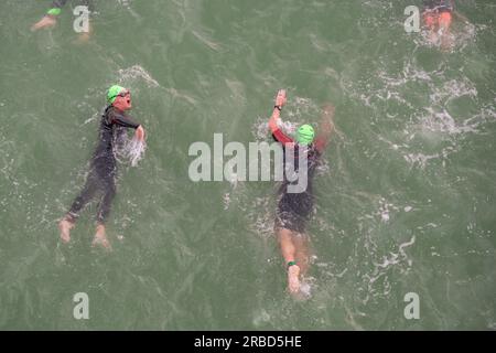 Eastbourne, East Sussex, Royaume-Uni. 9 juillet 2023. Les concurrents participent à l'Ironbourne Ultra Triathlon Eastbourne. Les concurrents nagent sur 2,4 miles, parcourent 112 miles et courent sur 26,2 miles pour un total de 140,6 miles dans l'un des événements de triathlon les plus difficiles au Royaume-Uni. Eastbourne, East Sussex , Royaume-Uni. Crédit : reppans/Alamy Live News Banque D'Images