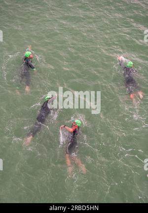 Eastbourne, East Sussex, Royaume-Uni. 9 juillet 2023. Les concurrents participent à l'Ironbourne Ultra Triathlon Eastbourne. Les concurrents nagent sur 2,4 miles, parcourent 112 miles et courent sur 26,2 miles pour un total de 140,6 miles dans l'un des événements de triathlon les plus difficiles au Royaume-Uni. Eastbourne, East Sussex , Royaume-Uni. Crédit : reppans/Alamy Live News Banque D'Images