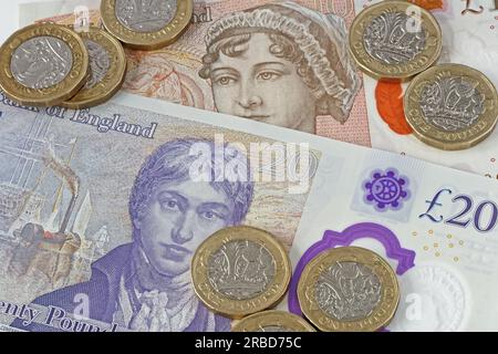 Utilisé £1 (une livre sterling) pièces britanniques dans Close Up. Sur un billet de 20 £ et 10 £ en arrière-plan. Banque D'Images