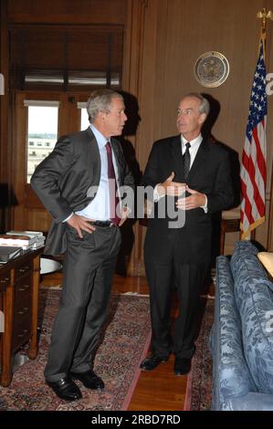 Le président George W. Bush en visite à main Interior, parlant et posant avec le secrétaire Dirk Kempthorne et les principaux collaborateurs dans et autour du bureau du secrétaire Banque D'Images