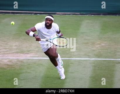 Wimbledon, Royaume-Uni. 08 juillet 2023. L'américaine Frances Tiafoe lors de son match de troisième tour contre Grigor Dimitrov, de Bulgarie, à Wimbledon. Crédit : Adam Stoltman/Alamy Live News Banque D'Images