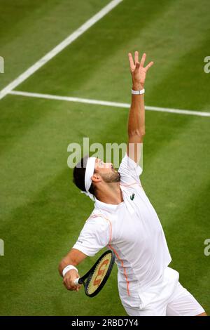 Wimbledon, Royaume-Uni. 08 juillet 2023. Grigor Dimitrov, de Bulgarie, servant à l'américaine Frances Tiafoe lors de leur match de troisième tour à Wimbledon. Crédit : Adam Stoltman/Alamy Live News Banque D'Images