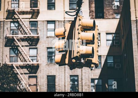 Feux de signalisation suspendus à New York Banque D'Images