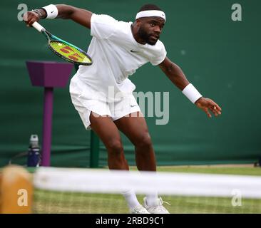 Wimbledon, Royaume-Uni. 08 juillet 2023. L'américaine Frances Tiafoe lors de son match de troisième tour contre Grigor Dimitrov, de Bulgarie, à Wimbledon. Crédit : Adam Stoltman/Alamy Live News Banque D'Images