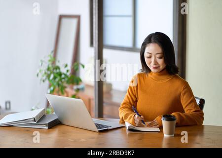 Femme asiatique étudiant pour des qualifications Banque D'Images