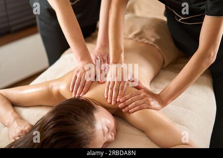 Femme recevant un massage des épaules au salon de beauté Banque D'Images