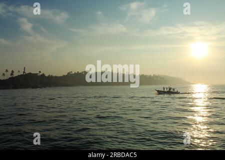 Tôt le matin dans le port de Mirissa - après que les pêcheurs ont déchargé leurs chalutiers, ils les ancrent dans le port jusqu'au lendemain Banque D'Images