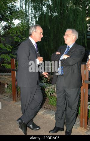 Visite du Secrétaire Dirk Kempthorne au National Zoo, Washington, D.C., pour une tournée et une participation à l'événement Children and nature avec le directeur du National Zoo John Berry, le directeur du Fish and Wildlife Service H. Dale Hall, le journaliste primé et auteur Richard Louv, Le président et chef de la direction du Fonds de conservation Larry Selzer et d'autres membres de la communauté de la conservation Banque D'Images