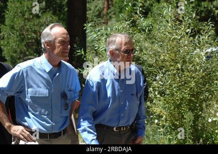 Le secrétaire Dirk Kempthorne en visite au Forest Service lors de sa visite au Sand Harbor State Park du Nevada sur les rives du lac Tahoe pour participer au Sommet annuel de restauration du lac Tahoe, où il a rejoint les sénateurs du Nevada Harry Reid et John Ensign, la sénatrice de Californie Dianne Feinstein, et d'autres chefs fédéraux, étatiques, locaux, tribaux dans le forum environnemental Banque D'Images