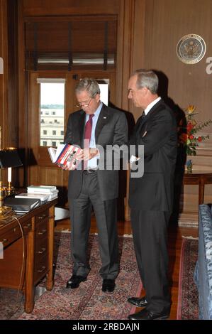 Le président George W. Bush en visite à main Interior, parlant et posant avec le secrétaire Dirk Kempthorne et les principaux collaborateurs dans et autour du bureau du secrétaire Banque D'Images