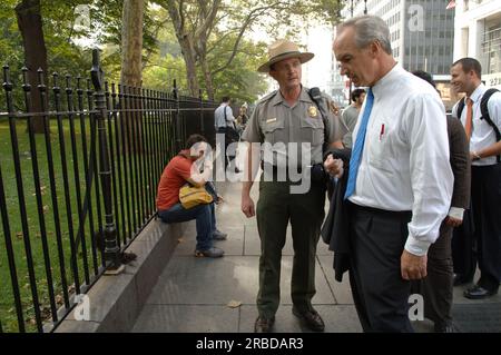 Le secrétaire Dirk Kempthorne et des assistants à New York City, New York pour la tournée, la participation à l'inauguration d'un nouveau mémorial au monument national African Burial Ground Banque D'Images